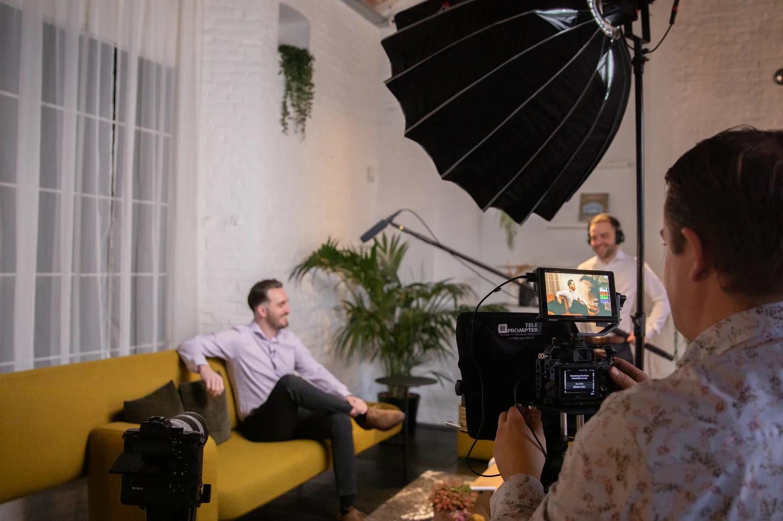 Opnameset met camera, teleprompter en belichting tijdens een interview